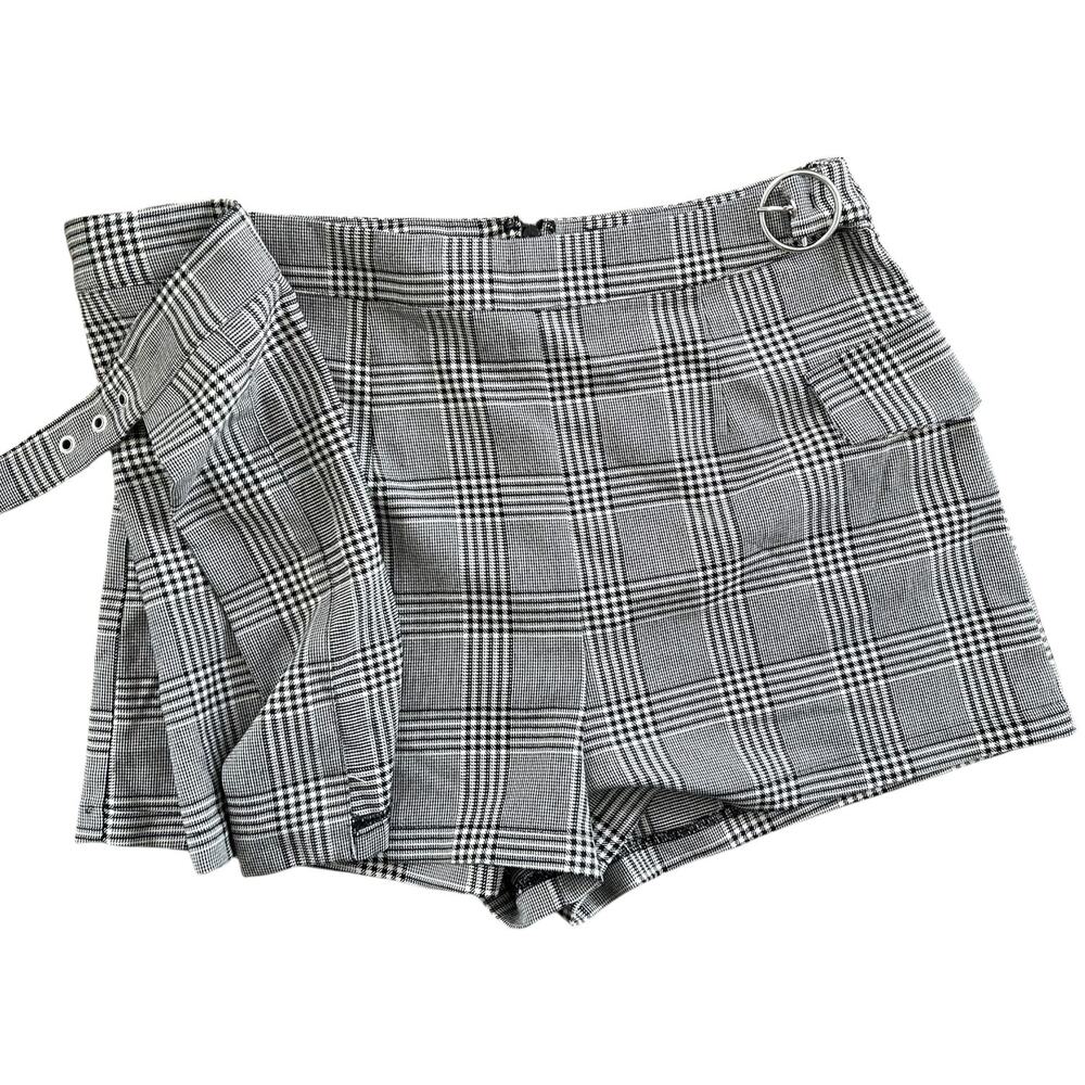 Forever 21 Black White Plaid Skort Belted Mini Skirt Shorts Size Medium - Picture 2 of 6